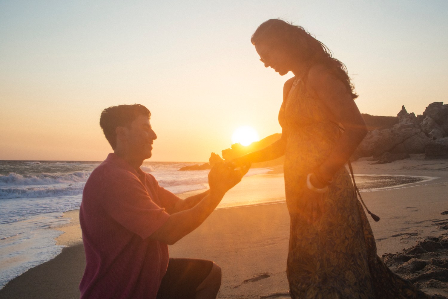 Sesión de pareja con luz suave en Puerto Escondido