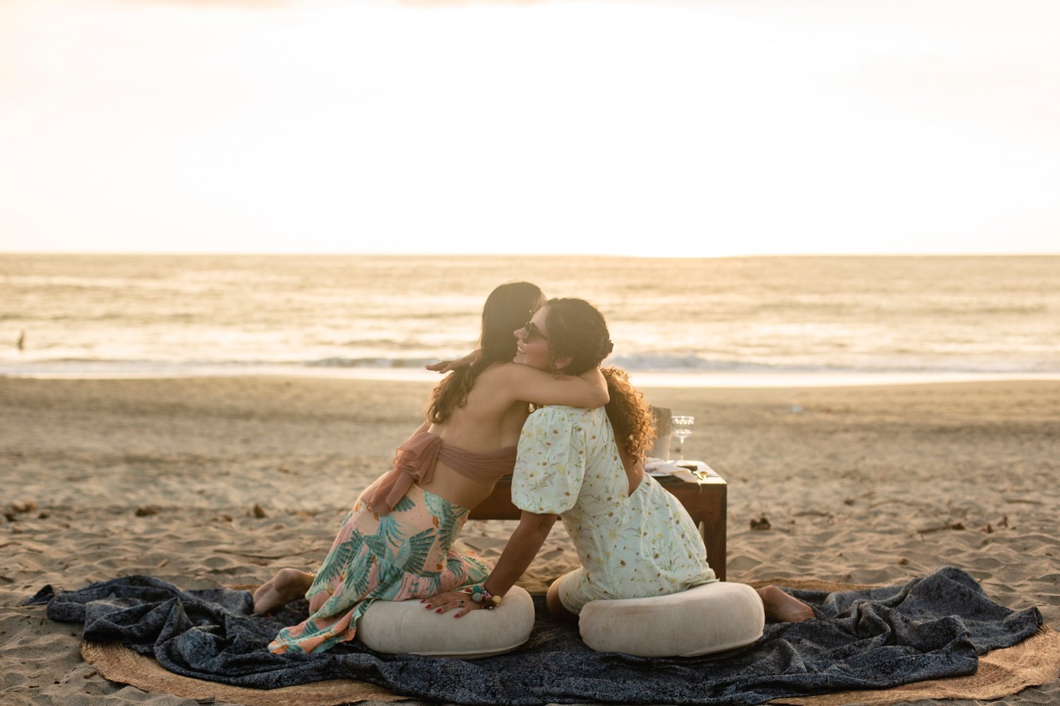 Pareja disfrutando un picnic boutique frente al mar