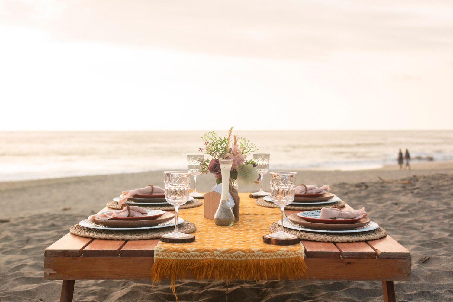 Detalle editorial de un picnic boutique en la playa