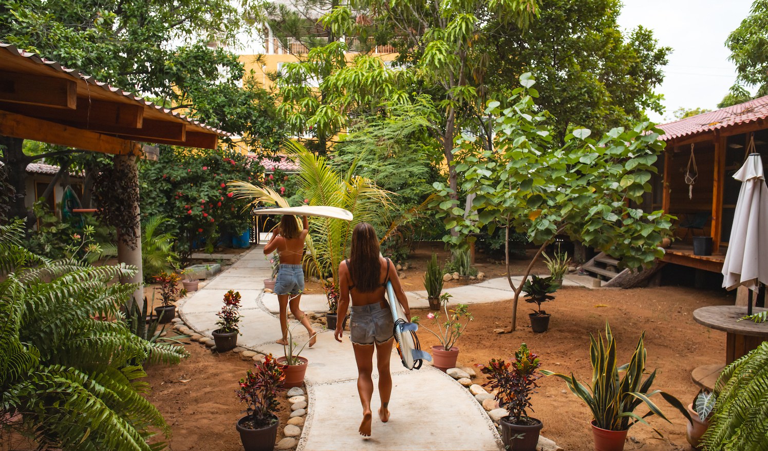Área social con vista al jardín