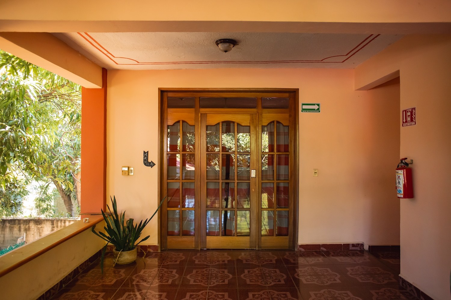 Habitaciones y espacios de descanso en La Casona Hostel, Puerto Escondido