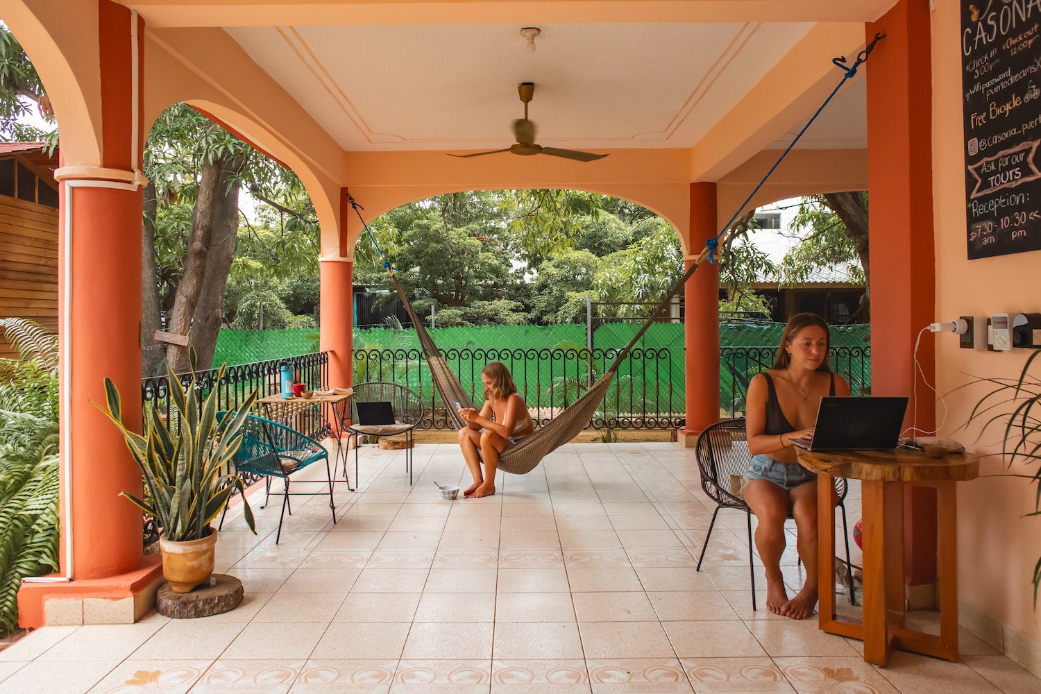 Viajeros disfrutando las áreas comunes de La Casona Hostel