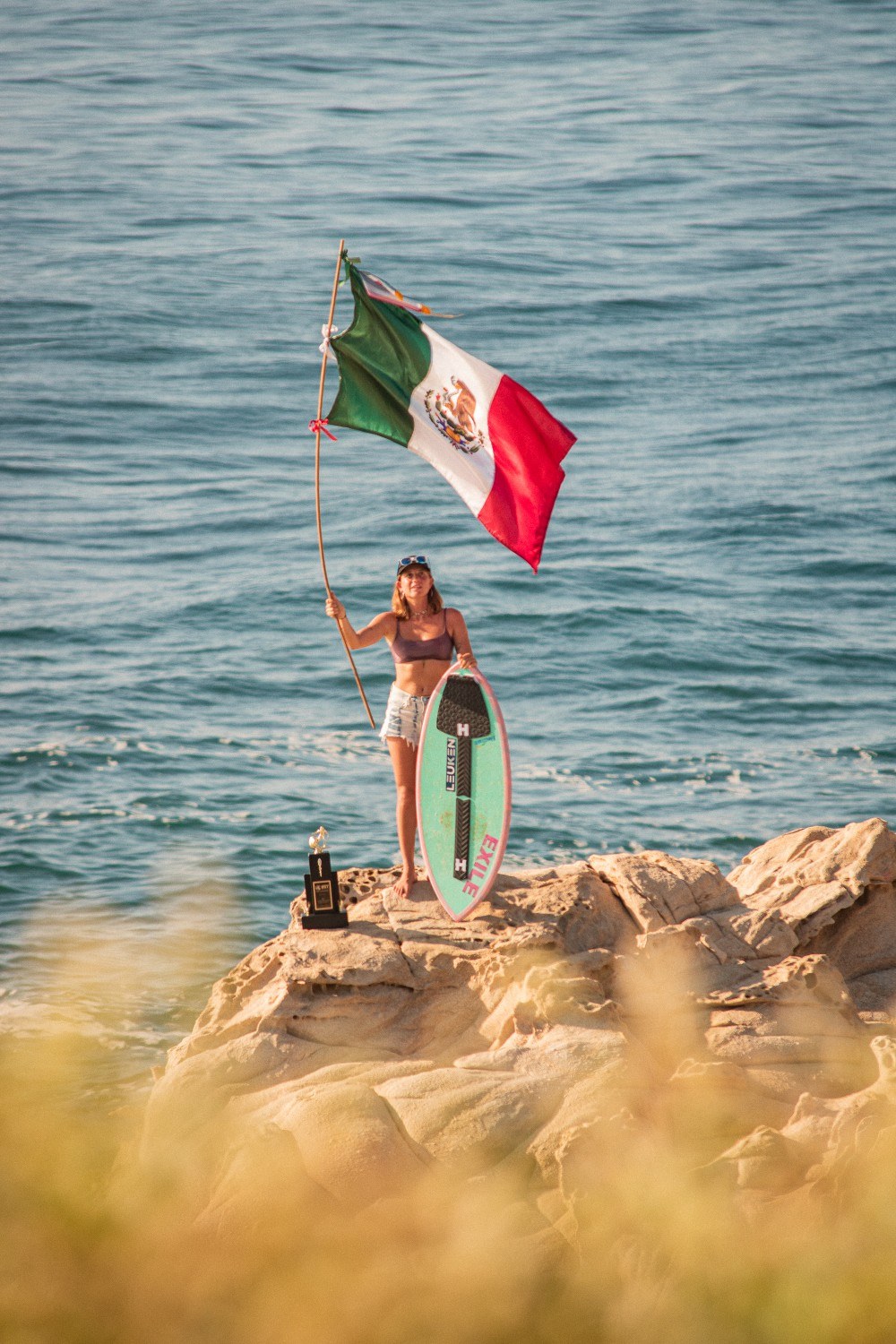 Evento y torneo de skimboard con personas en la playa.