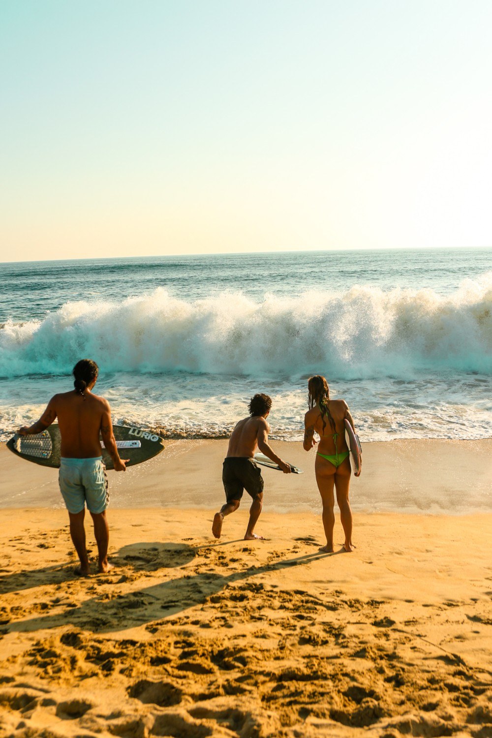 Grupo de personas en una clase grupal de skimboard.