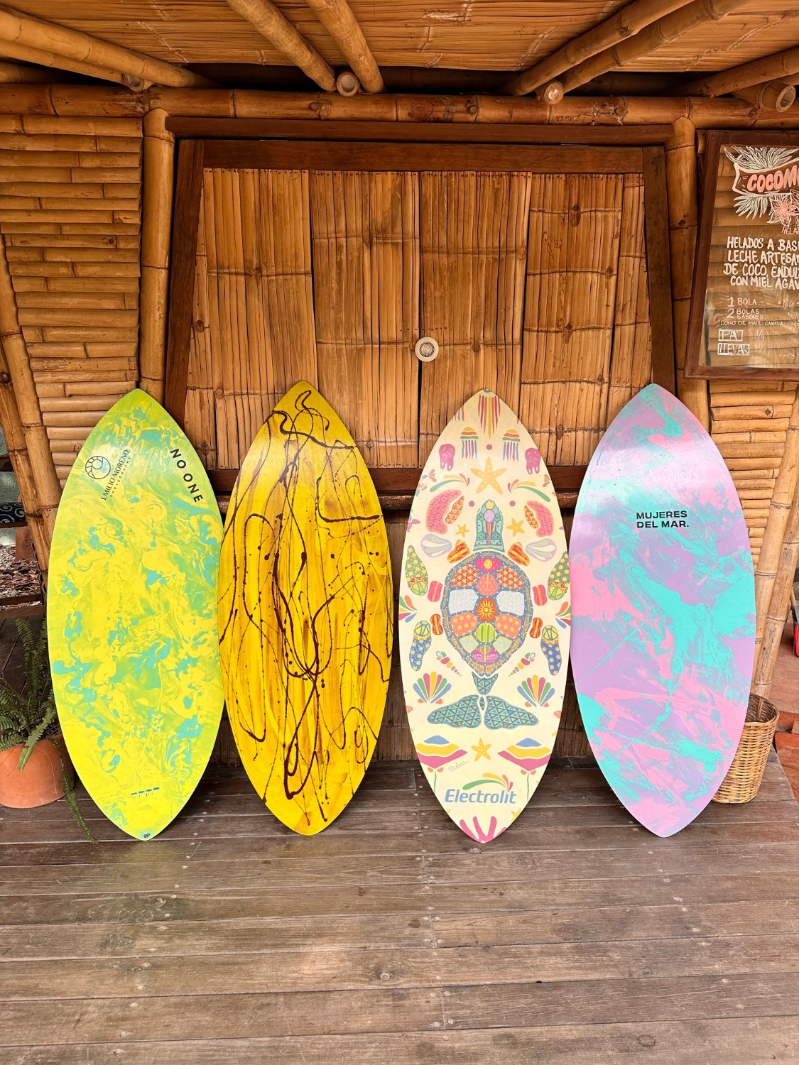 Tablas de skimboard apoyadas sobre la arena.
