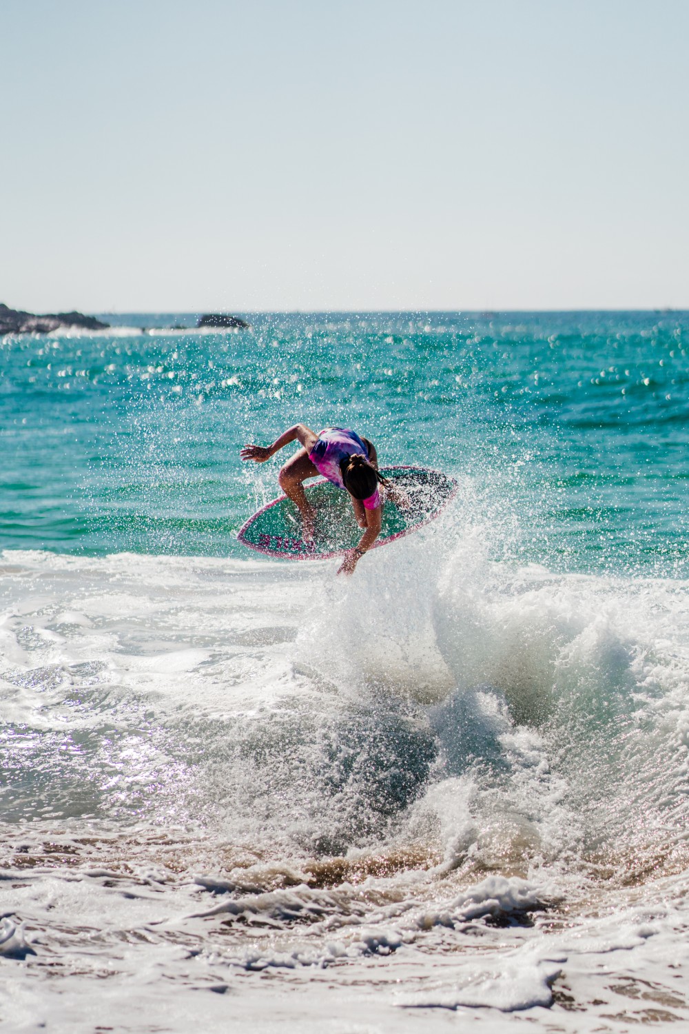 Evento y torneo de skimboard con personas en la playa.