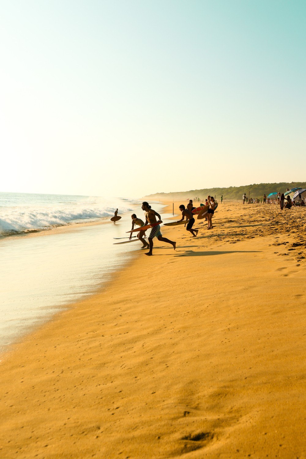 Clase grupal de skimboard en la orilla.
