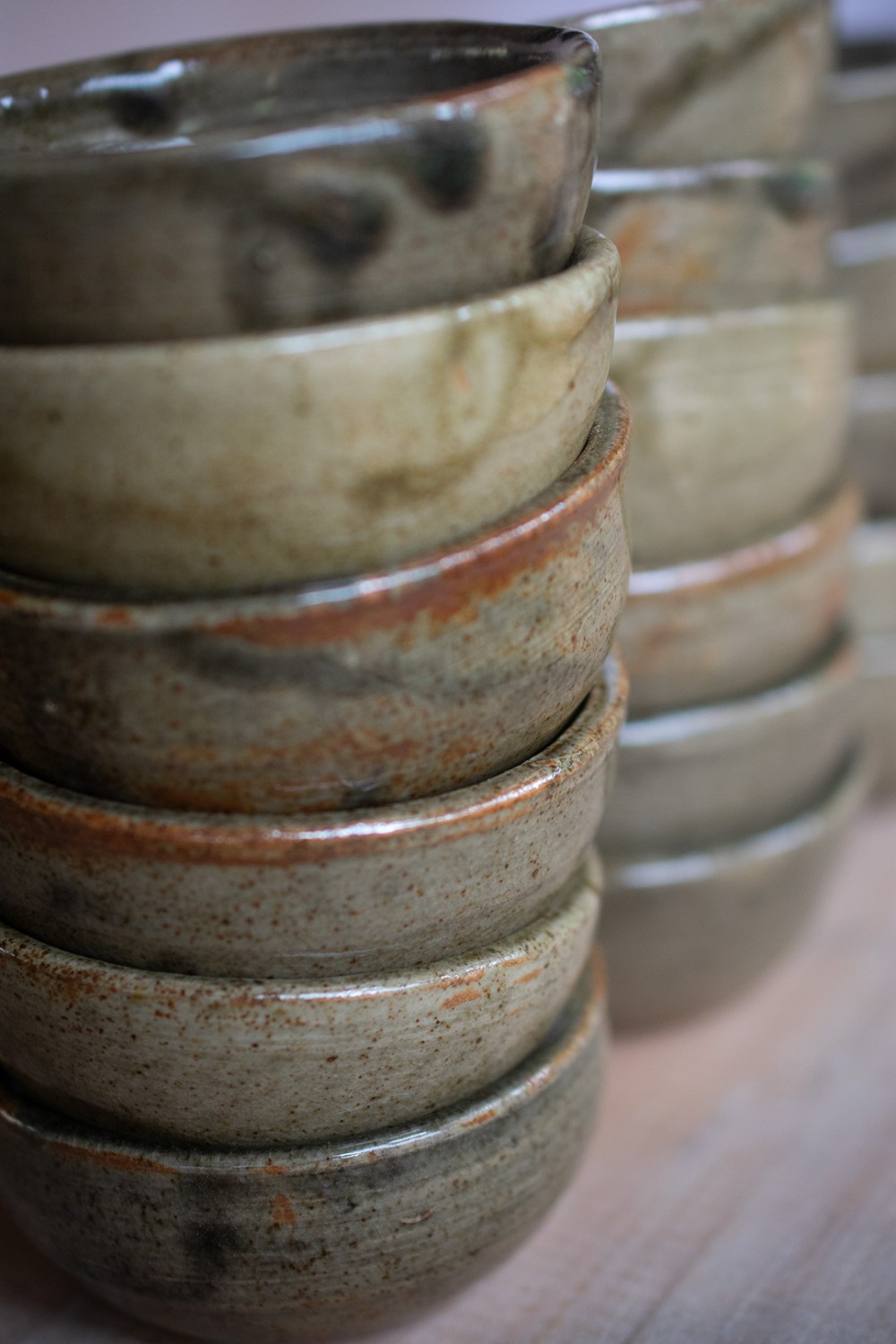 Manos trabajando ceramica en el estudio Conejo Blanco Puerto Escondido