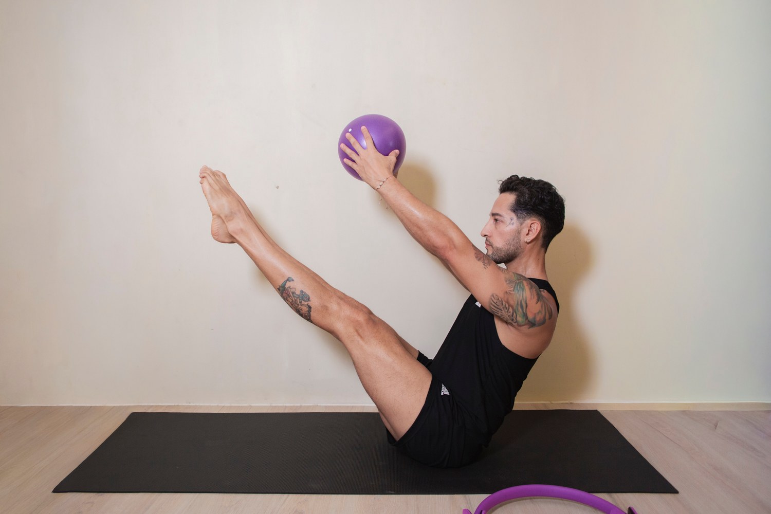 Pilates Mat en grupo, enfoque y control.