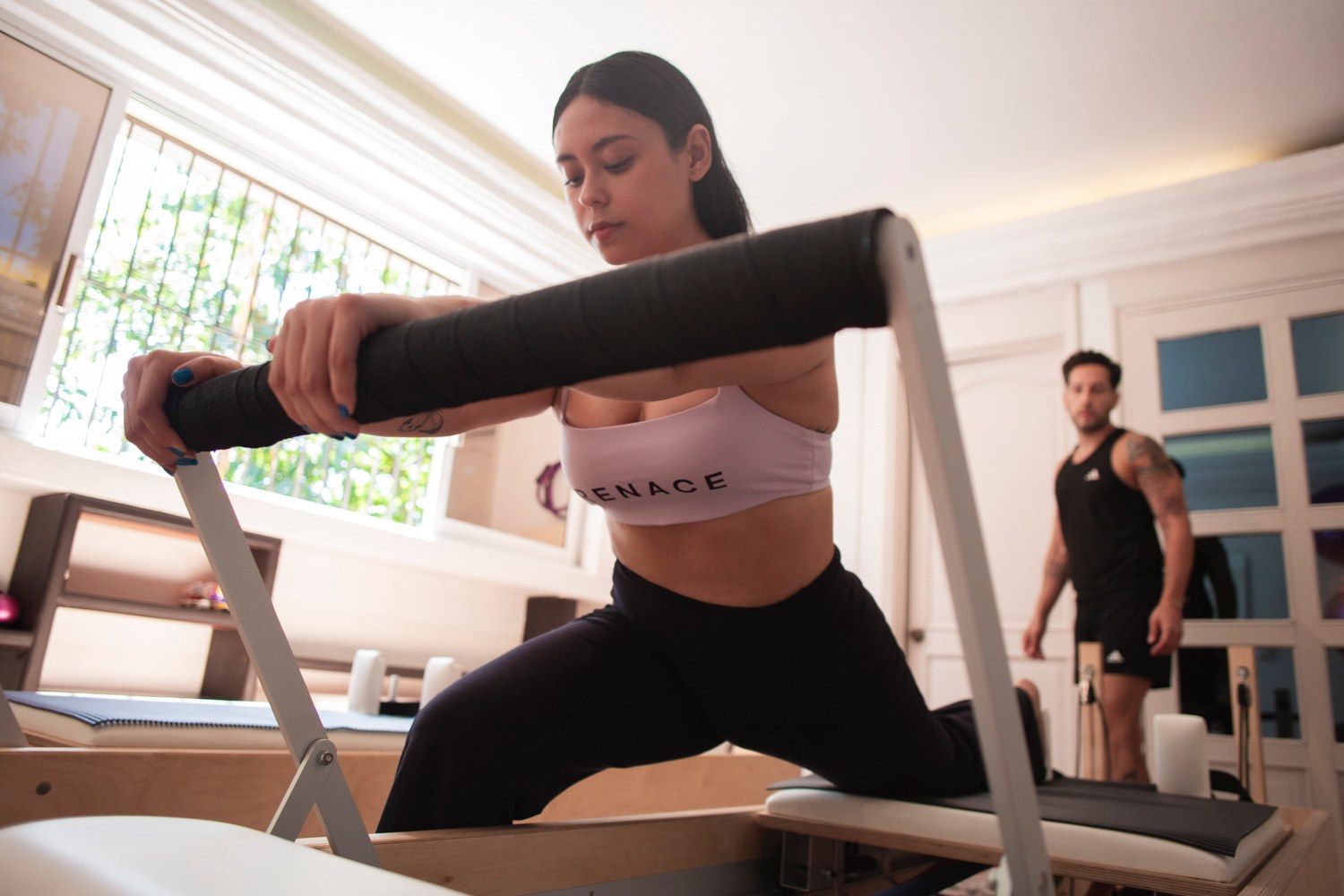 Pilates Reformer semi privado con guía cercana.