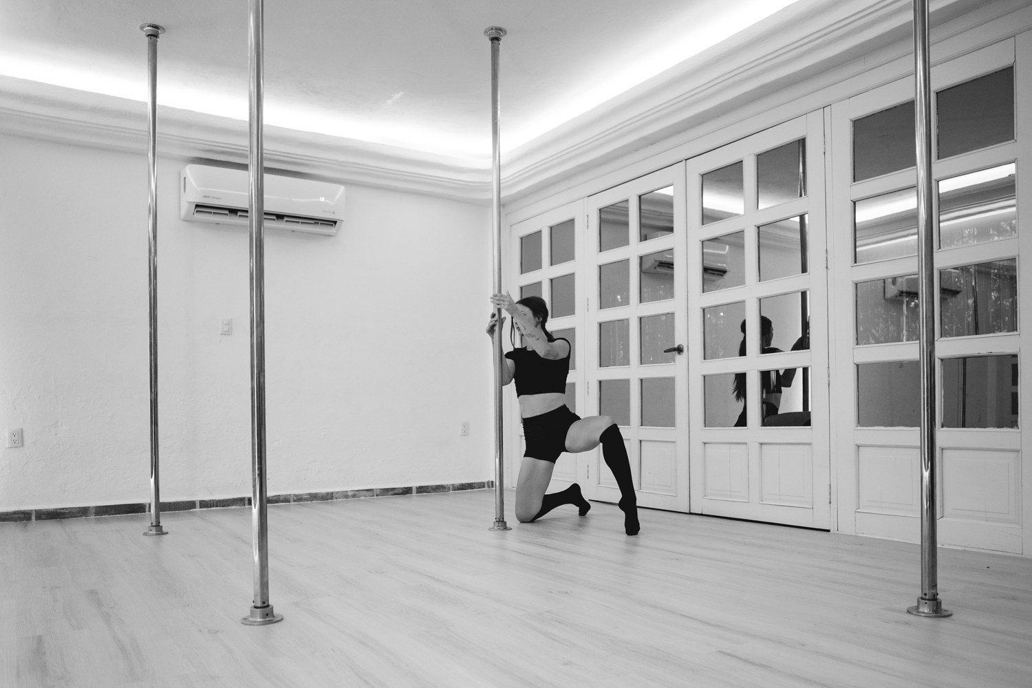 Estudio de wellness con luz suave y energía calmada.