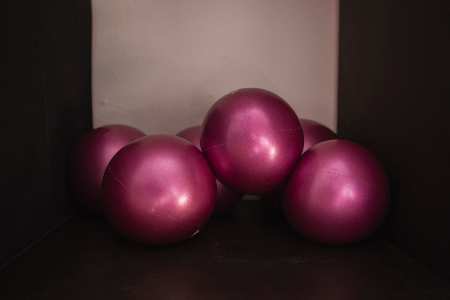 Textura suave y luz nocturna para cierre editorial.