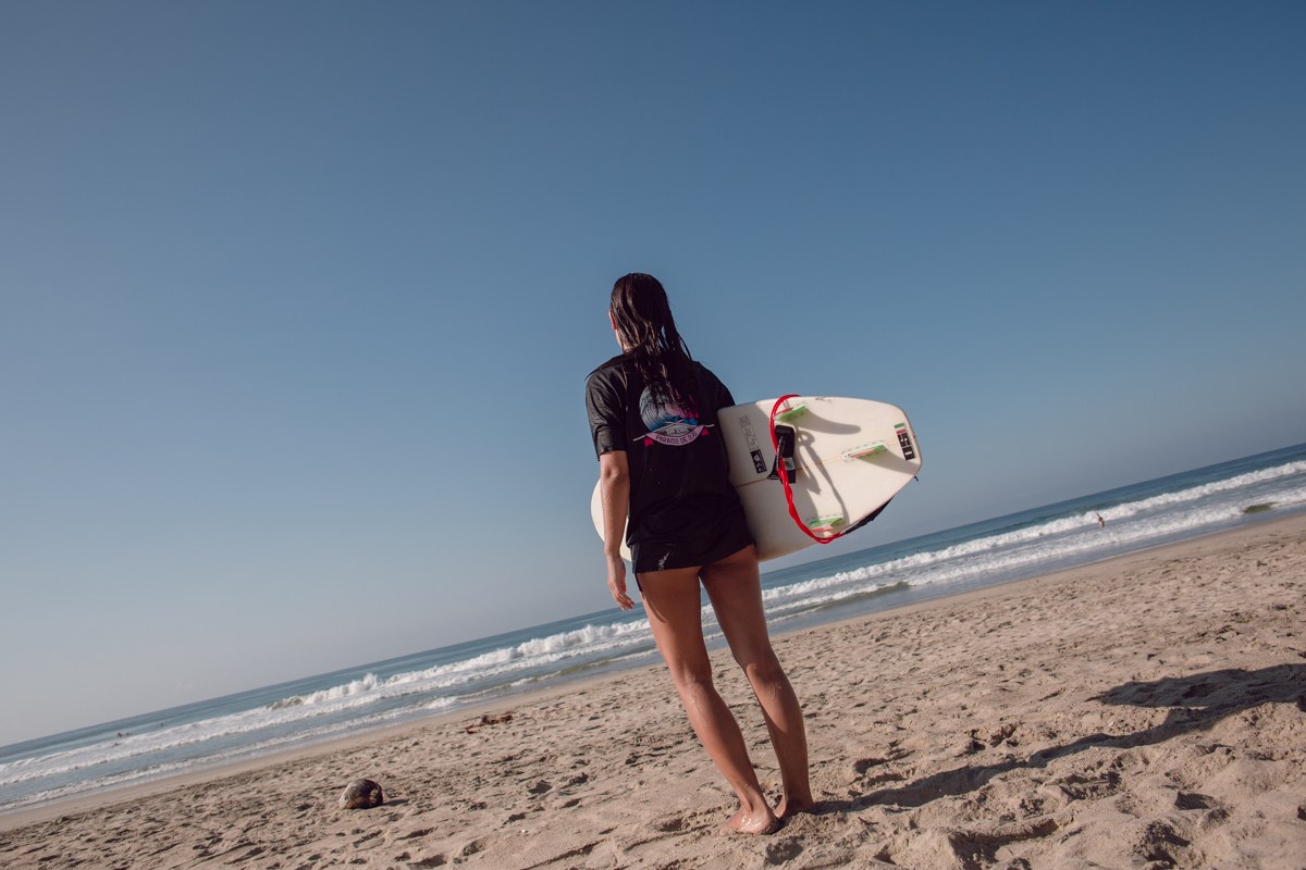 Alumno surfeando por primera vez en Puerto Escondido