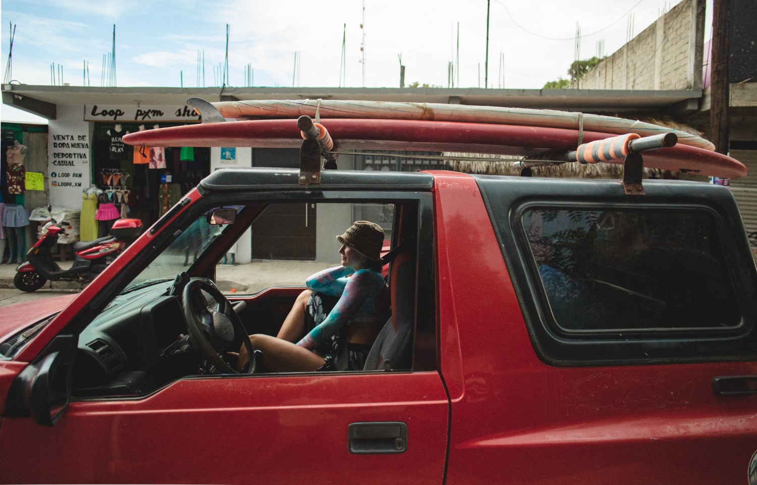 Grupo de surf celebrando en la orilla