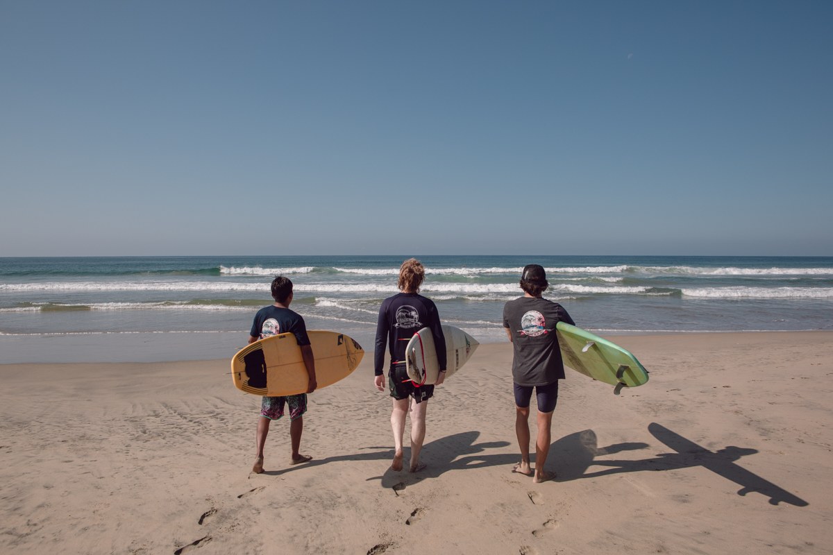 Surfista en una ola perfecta de Puerto Escondido al amanecer