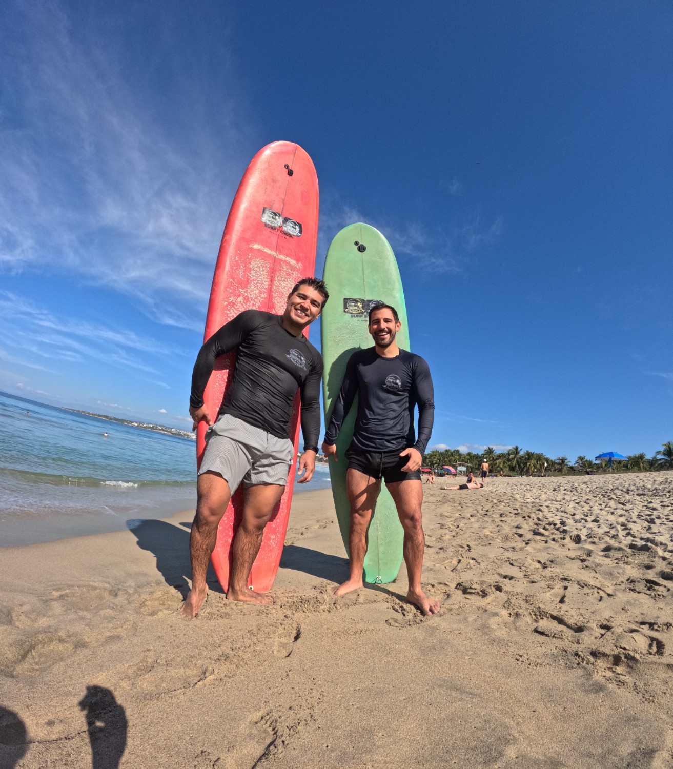 Alumno surfeando por primera vez en Puerto Escondido