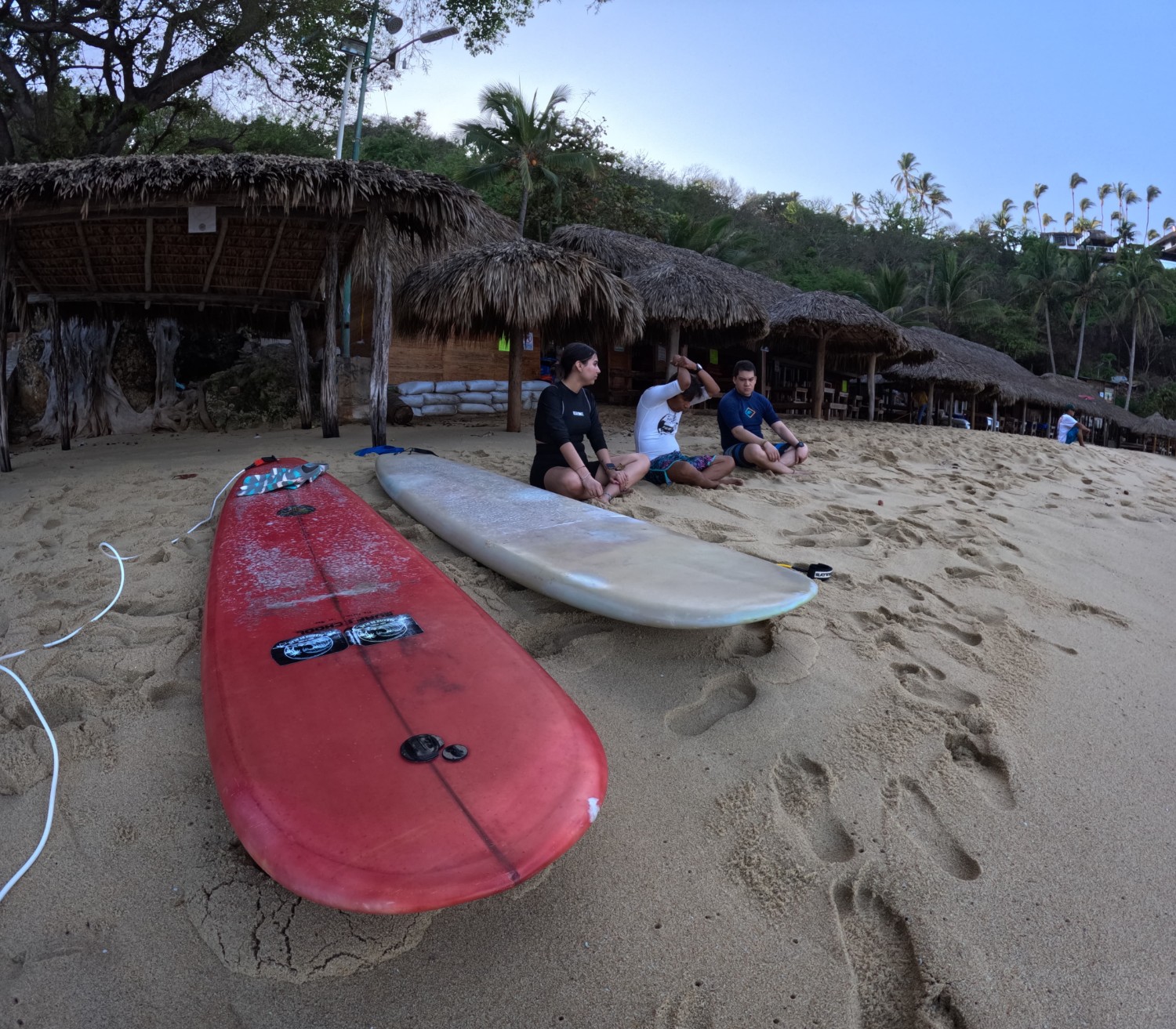 Práctica de técnica de surf en la arena