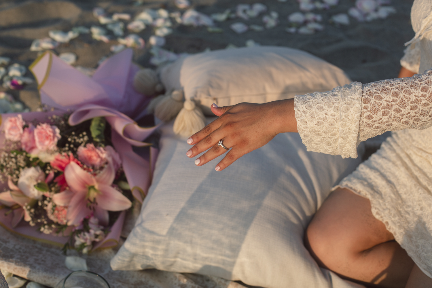 Detalles de flores, velas y brindis en pedida de matrimonio