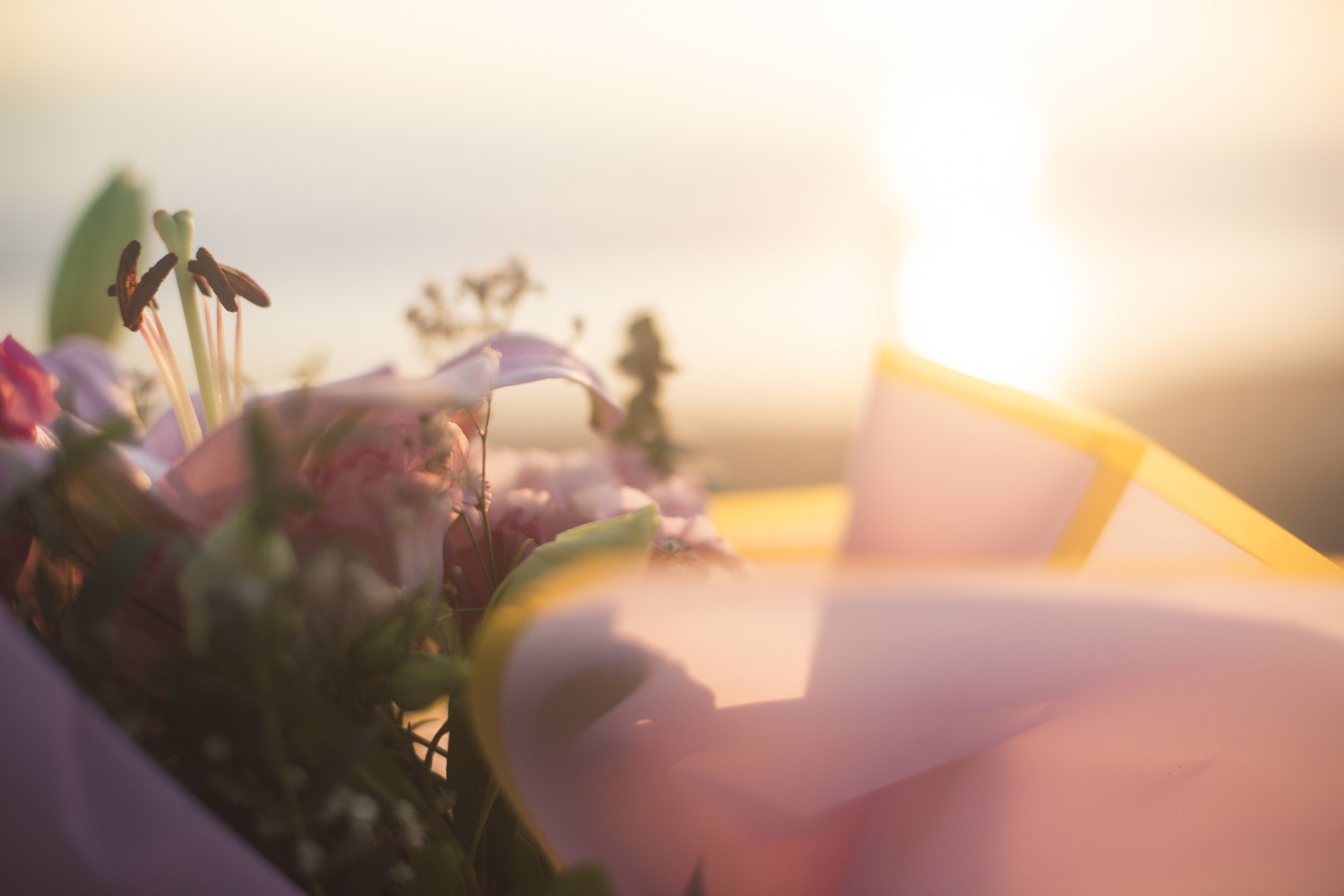 Atardecer romántico para una pedida de matrimonio en la playa