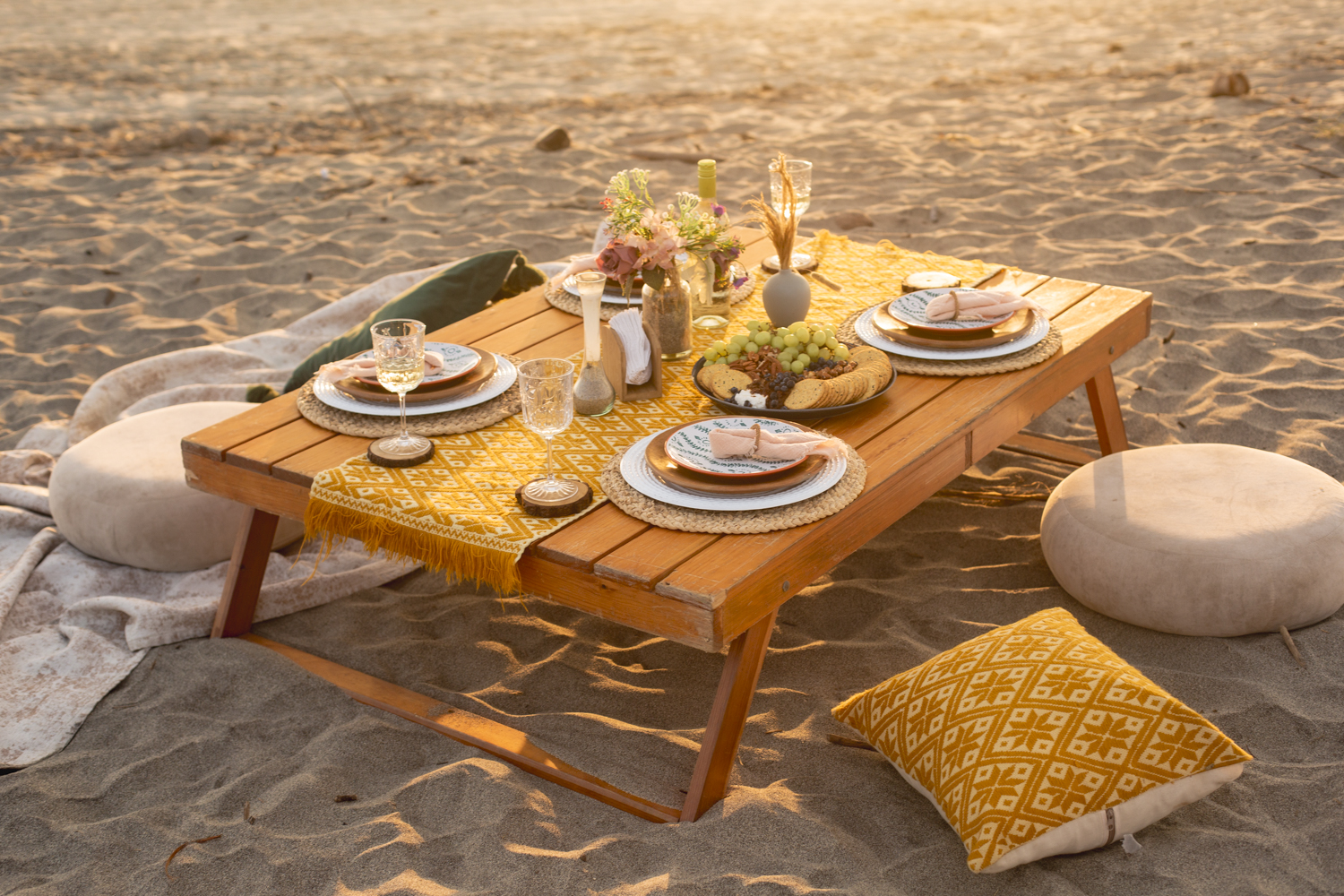 Mesa decorada para picnic en la playa