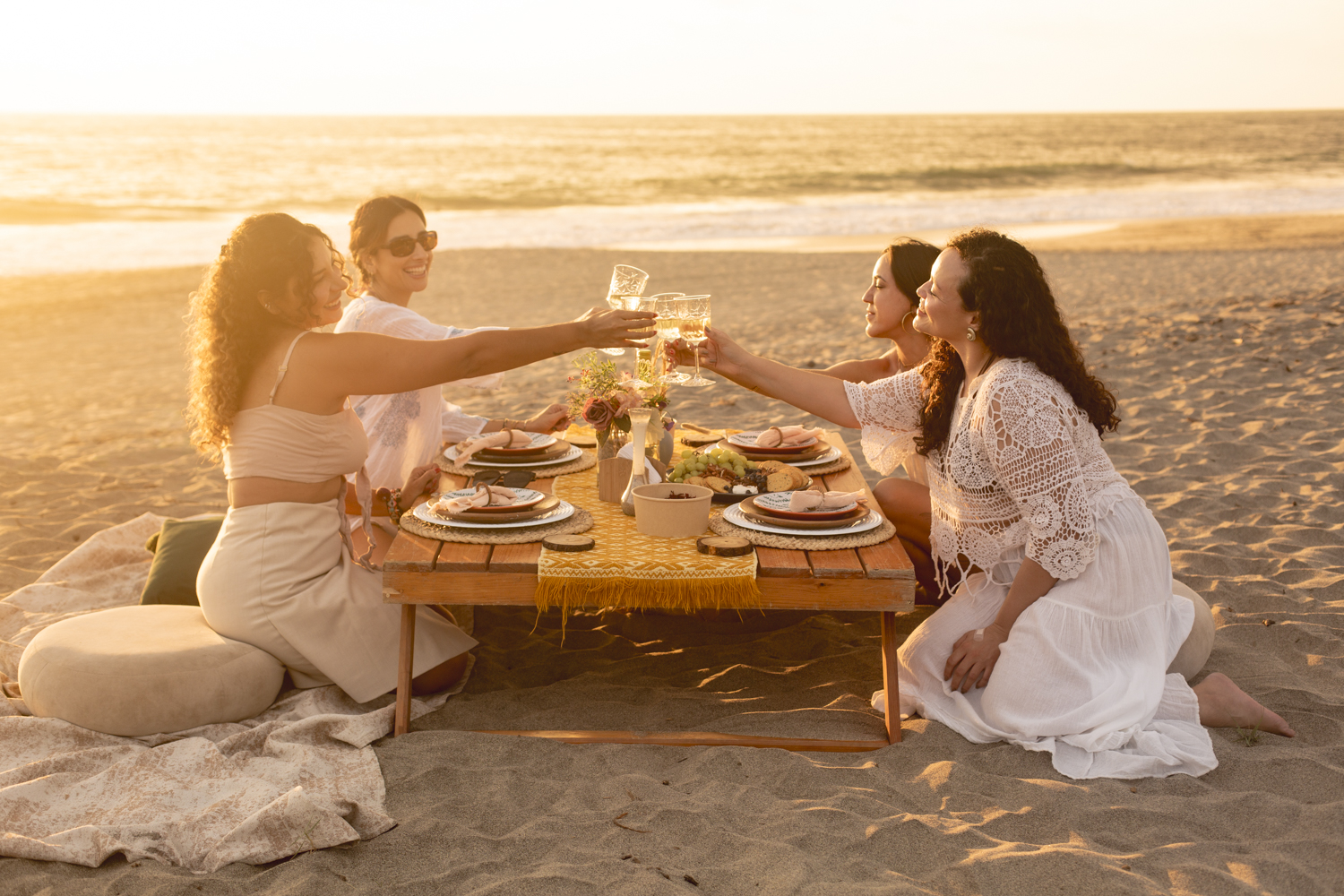 Detalle editorial de un picnic boutique en la playa