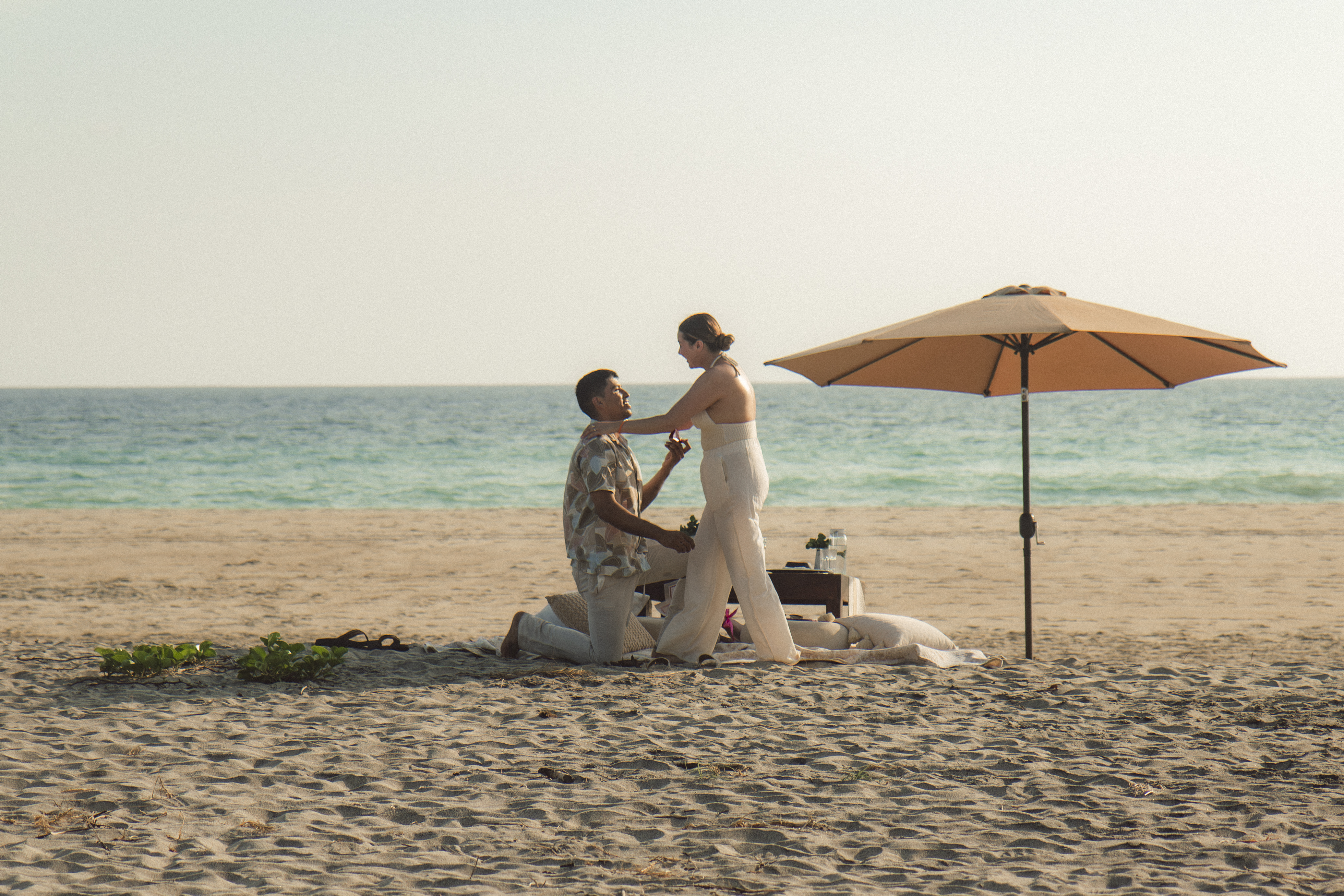Pedida de matrimonio en la playa al atardecer
