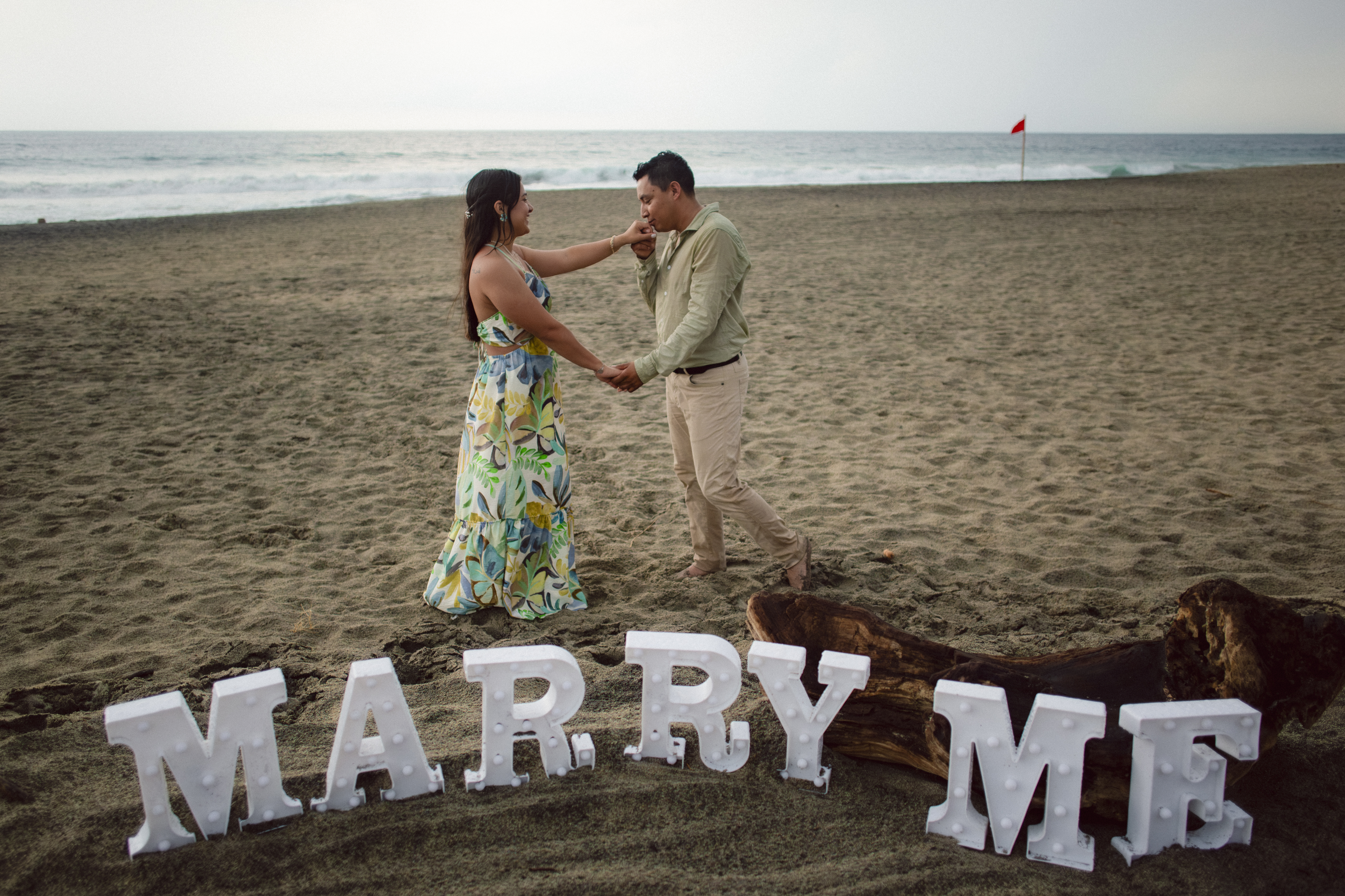 Pedida de matrimonio con letrero Marry Me o pizarrón personalizado