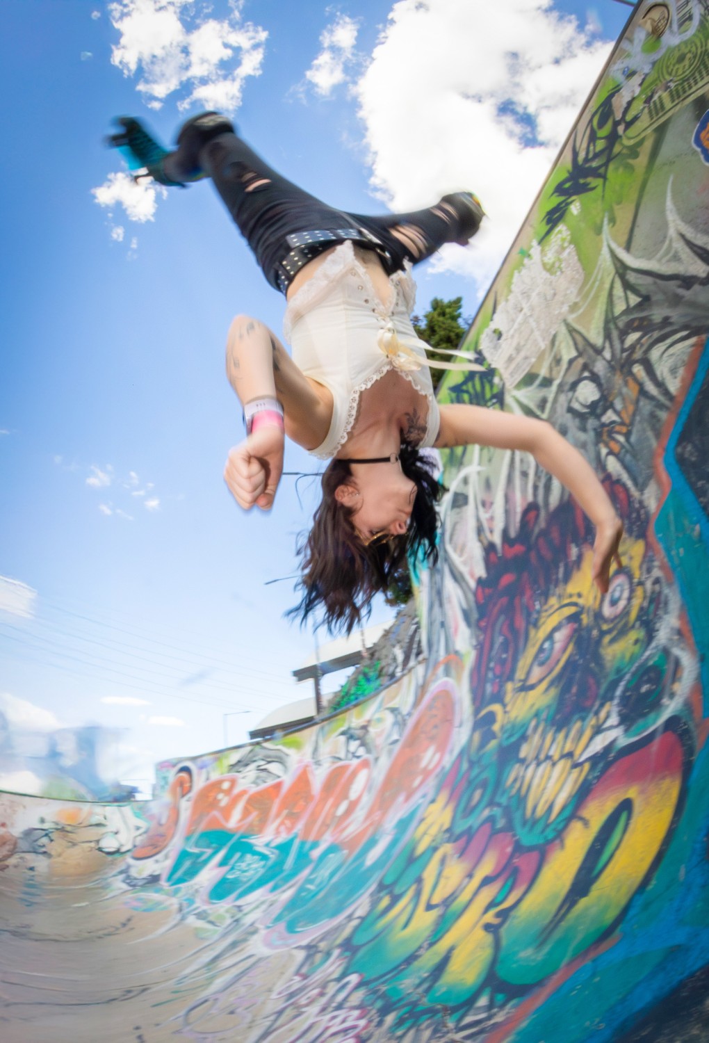 Aurora, instructora de acrobacia sobre patines en TropiQuad 2026